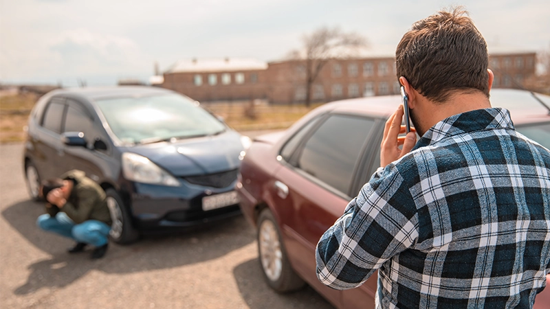 Car accident, the driver calls the police.