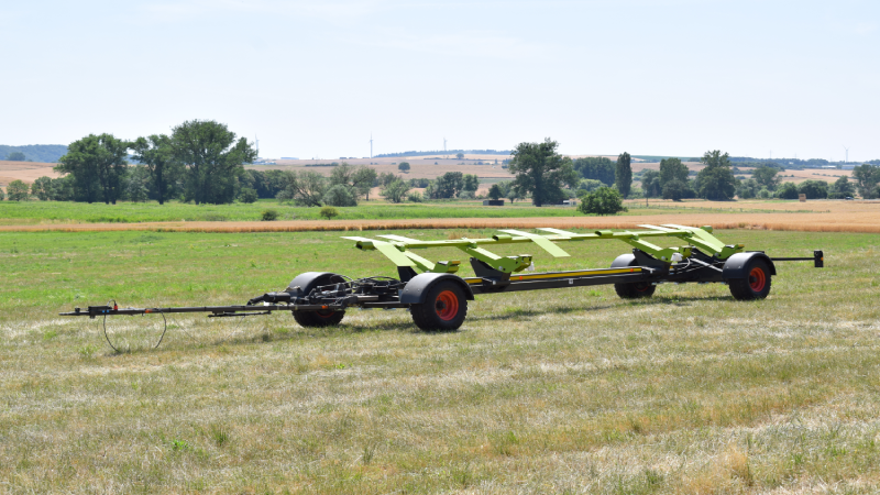empty trailer for a harvester
